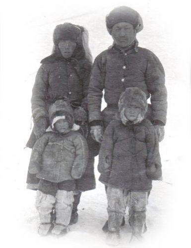 Семья якутов в зимней одежде.