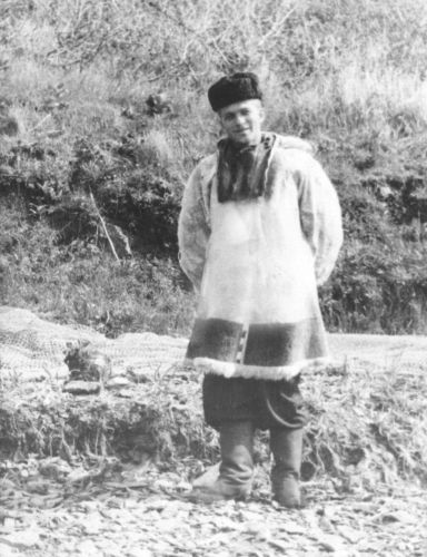 Типичная одежда камчадалов –  корякская кухлянка. Магаданская область, Северо-Эвенский район, с. Гижига, 1957 г.