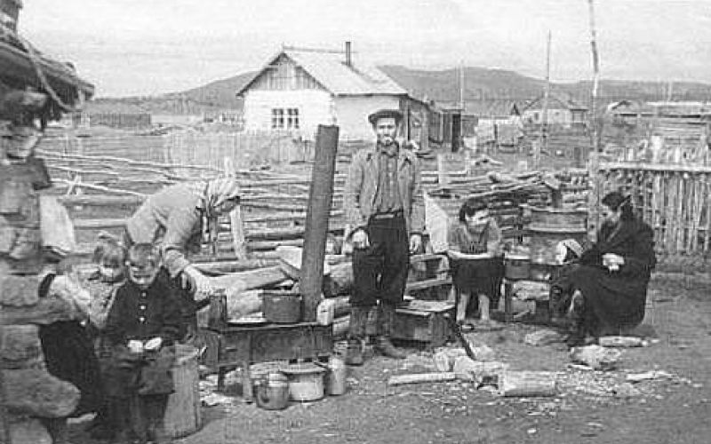 Камчадальская семья на своём подворье. Магаданская область, Северо-Эвенский район, с. Гижига, 1950-е гг.