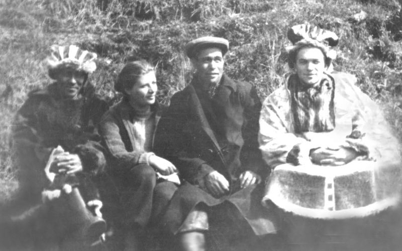 Группа людей в типичной камчадальской одежде. В окрестностях села Гижига. Магаданская область, Северо-Эвенский район, 1957 г.